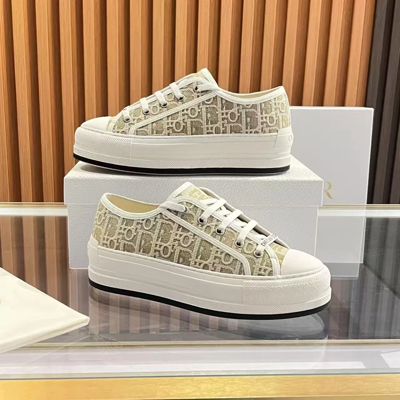 👟👟Ex-factory price 520👟👟 Walk‘n’Dior embroidered mid-top casual shoes are new in 2025. On the fashion stage, Dior embroidered shoes are the well-deserved protagonist. Delicate stitching is used on the upper, every stitch is devoted to the craftsman's efforts, and every thread is woven with artistic poetry. From complex floral patterns to smart geometric textures, embroidery is like the magic that gives shoes life, allowing them to show dynamic beauty even in static conditions.   Wearing Dior embroidered shoes feels like stepping into a dream world full of art. It is not only a pair of shoes, but also a walking piece of art that perfectly integrates fashion and culture. Whether you are strolling on the bustling city streets or attending important social occasions, Dior embroidered shoes can add unique charm to your style and become the focus of everyone's attention.   Choosing Dior embroidered shoes means choosing a persistent pursuit of quality and a unique understanding of fashion. Let it accompany you through every wonderful moment and leave your own fashion mark.  Material: Sheepskin lining, feet, silk cowhide, size 35-41, heel height 5cm